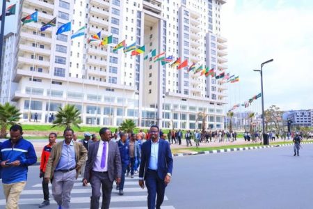 ኣባላት ማሕበረሰብ ዩኒቨርሲቲ ኣዲስ ኣበባ ኣብ ከተማ ኣዲስ ኣበባ ኣብ ዘለው ስራሕቲ ልምዓት ዑደት ገይሮም